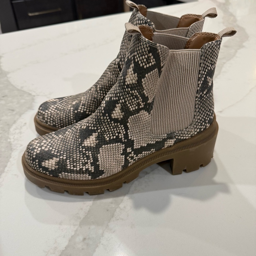 Universal Threads Snakeskin Slip On Chelsea Boots Women’s 8.5 Tan Combat Chunky - Picture 5 of 8